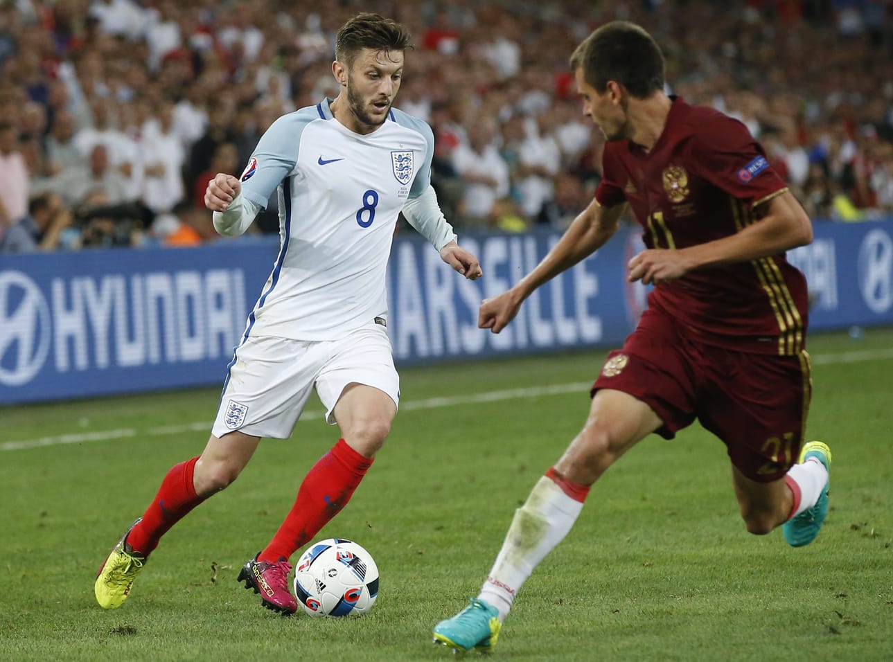 Kuvassa Englannin Adam Lallana (vas.) ja Venäjän Georgi Schennikov.