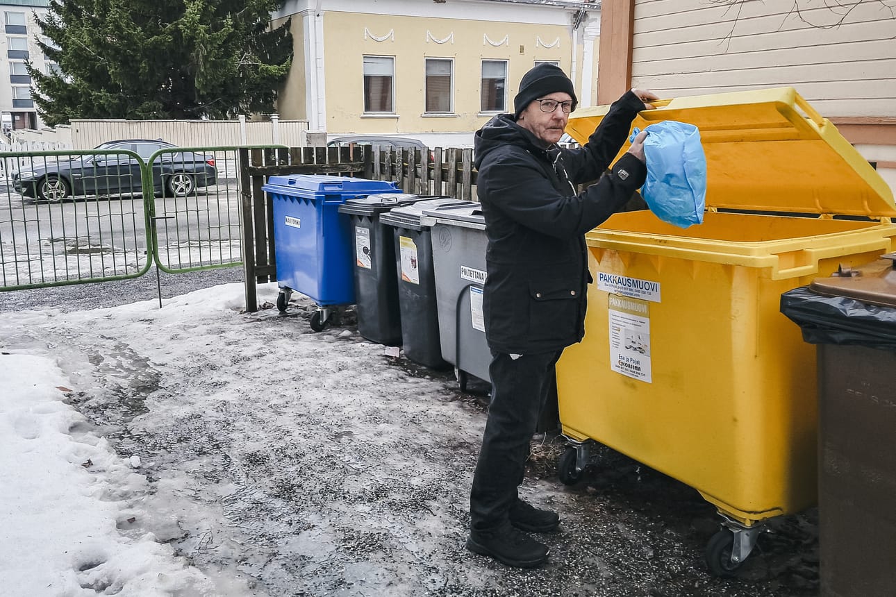 Kemiläinen Jukka Granat pudottaa muovia keräysastiaan ja sanoo lajittelevansa kaiken niin kotona kuin mökilläkin. Mökiltä roskia viedään keräyspisteisisin, kotipihassa on asiaankuuluvat keräysastiat.