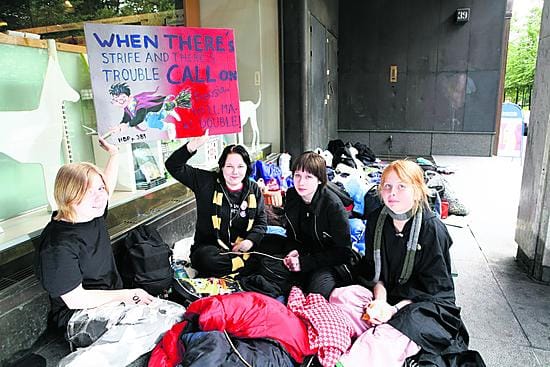 Helsingissä Potter-fanit jonottavat jo huomenna ilmestyvää kirjaa.