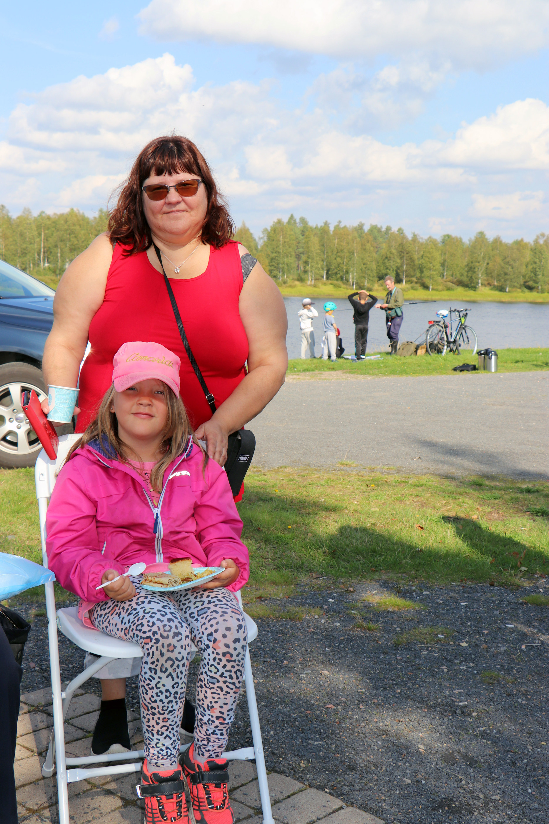 Sirpa Timonen-Nissi ja lapsenlapsi Milena Honkanen. Honkaselle maistui eri kulttuurien ruuat "Hyvää on!"