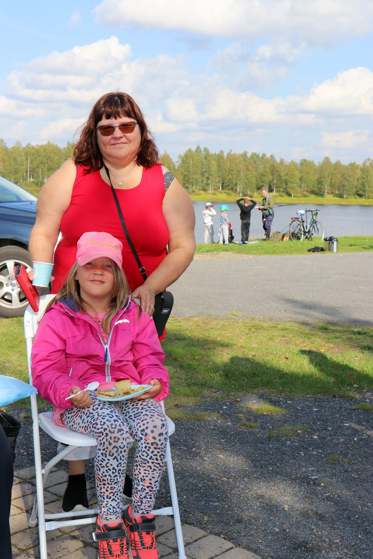 Sirpa Timonen-Nissi ja lapsenlapsi Milena Honkanen. Honkaselle maistui eri kulttuurien ruuat "Hyvää on!"