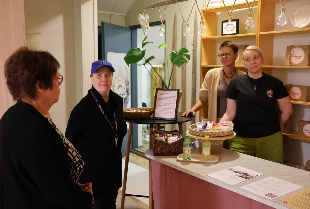 Hakojärvellä toiminnastaan pääsivät paikan päälle kertomaan yrittäjät Eeva-Liisa Rissa, Anu Hakola, Marika Saarela ja Susanna Viinikka. Hakojärven kyläyhdistyksen omistama koulu on mahdollistanut heille omien unelmien toteuttamisen.