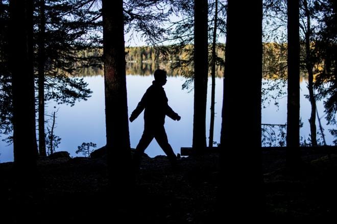 Reipasta liikuntaa on suosituksen mukaan esimerkiksi reipas kävely. Rasittavaa liikuntaa on muun muassa hölkkä tai muu juoksun tehoa vastaava liikunta. KUVA: Silja Viitala