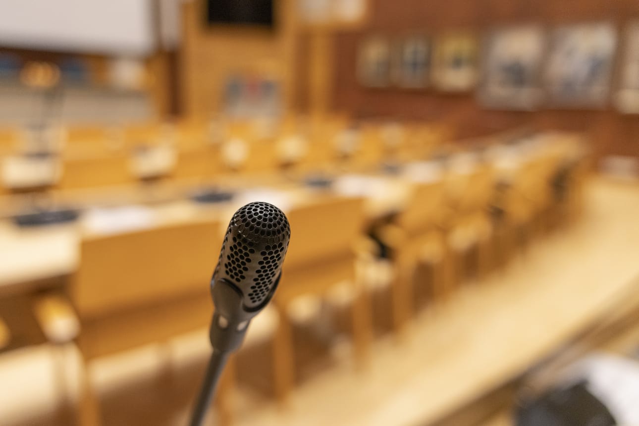 Osallistava budjetointi on yksi keino saada kuntalaisten ääni kuuluviin kunnan talouden suunnittelussa. Kuva on Kuusamon kaupungintalon valtuustosalista.