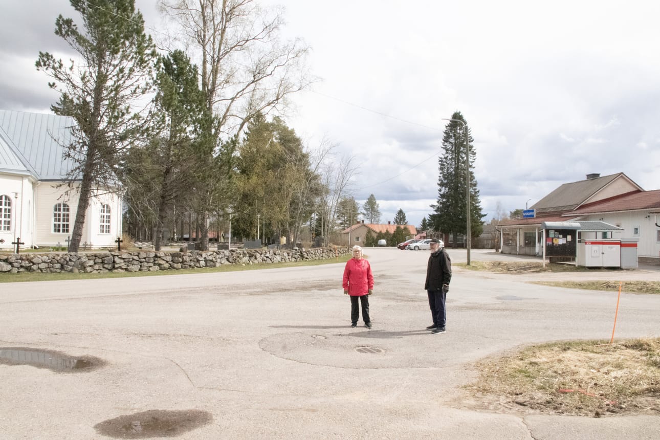 Ella Pernu pelkää puoli Paavolaa kylmenevän, jos kaukolämpölaitoksen toiminta ei saa ainakin vuoden jatkoaikaa. Kuvassa Pernun juttusilla oleva Eero Karhu asuu vaimonsa kanssa rivitalo-osakkeessa, johon on muutama vuosi sitten uusittu lämmönvaihdin.