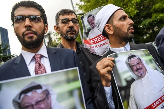 Mielenosoittajia Saudi-Arabian Istanbulin konsulaatin edessä maanantaina. KUVA: OZAN KOSE / AFP - LEHTIKUVA
