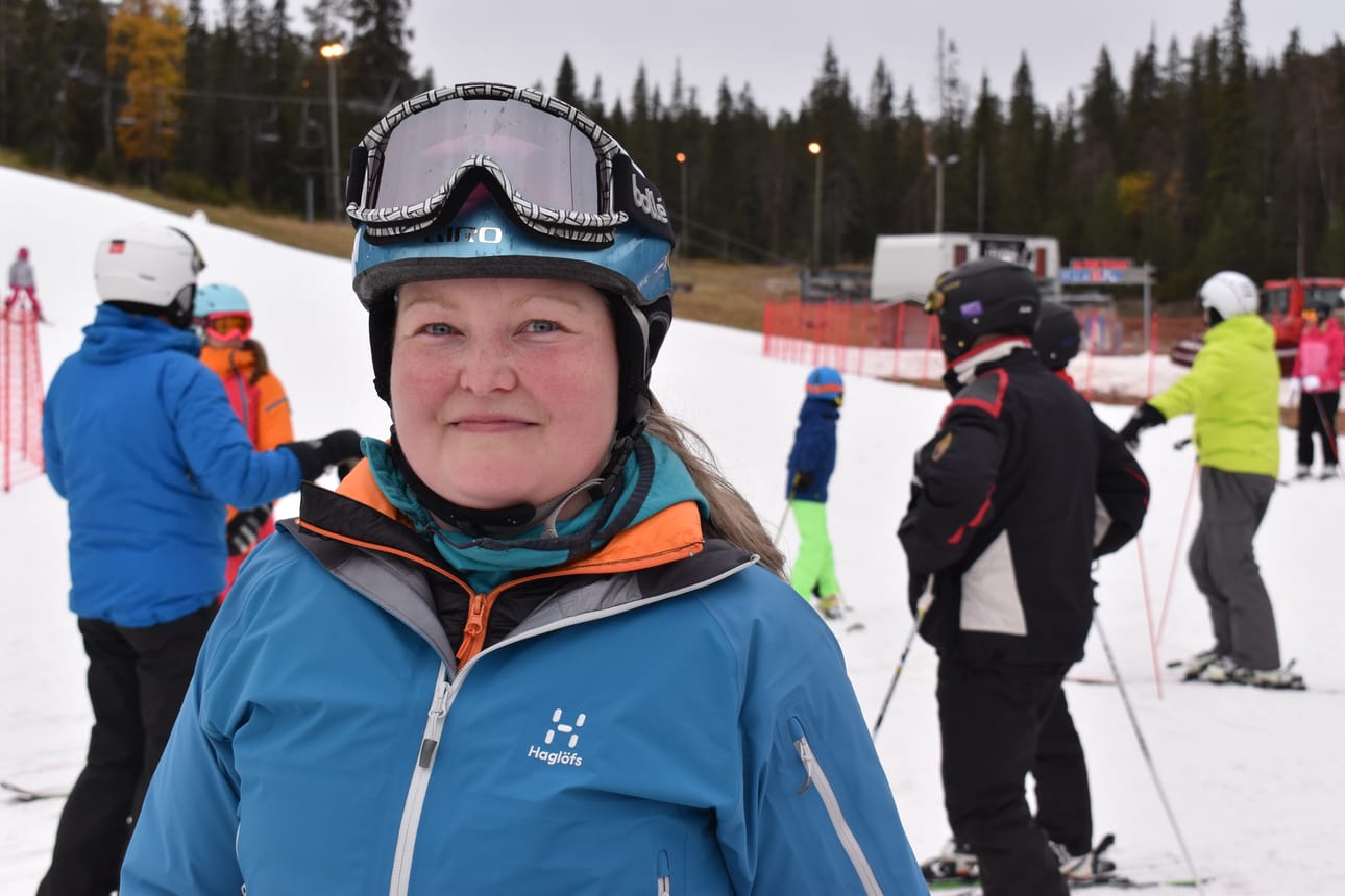 Maija Ollenberg työskentelee Ylläksellä mutta avasi kauden Rukalla perjantaina. Hitaaksi laskijaksi itseään luonnehtiva Ollenberg ehti katsella myös ruskamaisemia. – Tuntuu hauskalta!