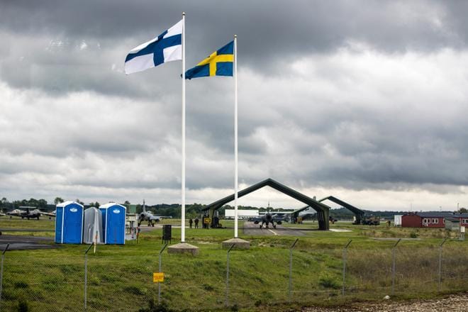 Suomi ja Ruotsi osallistuivat yhteisiin sotaharjoituksiin Visbyssä syksyllä 2016. Taustalla Gripen-hävittäjiä. KUVA: Joel Maisalmi