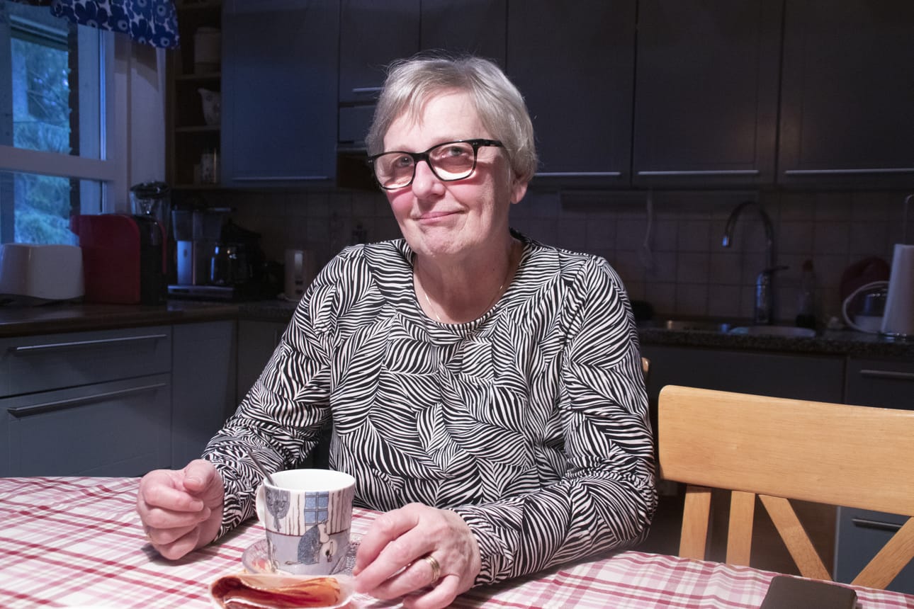 Heli Lindeqvistin lapsuuskodissa, Kaijalan pienessä pirtissä oltiin eristyksissä loppuvuodesta 1955. Polio vammautti Helin niin, että hän suhtautuu myönteisesti kaikkiin tarjolla oleviin rokotteisiin.