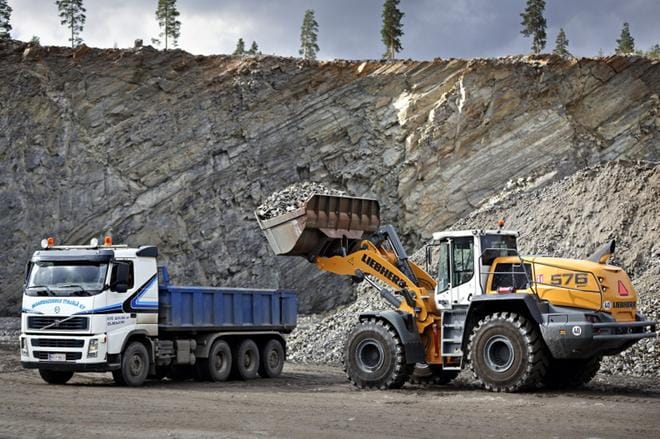 Kuorma-autot käyvät kääntymässä Välimäen kallioalueella ja suuntaavat taas kohti Jouppia. KUVAT: KARI LÖFHJELM