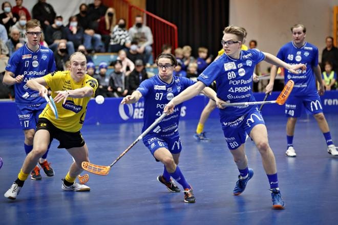 Nurmon Jymy oli 18 sekunnin päässä voitosta, mutta Indians kiri rinnalle ja ohi. Energinen peliesitys lupaa kuitenkin Jymylle hyvää jatkon kannalta. Kuvassa pallokamppailussa Indiansin Aaro Astala ja Jymyn Riku Hakanen sekä Eemeli Karjanlahti. KUVA: TOMI KOSONEN