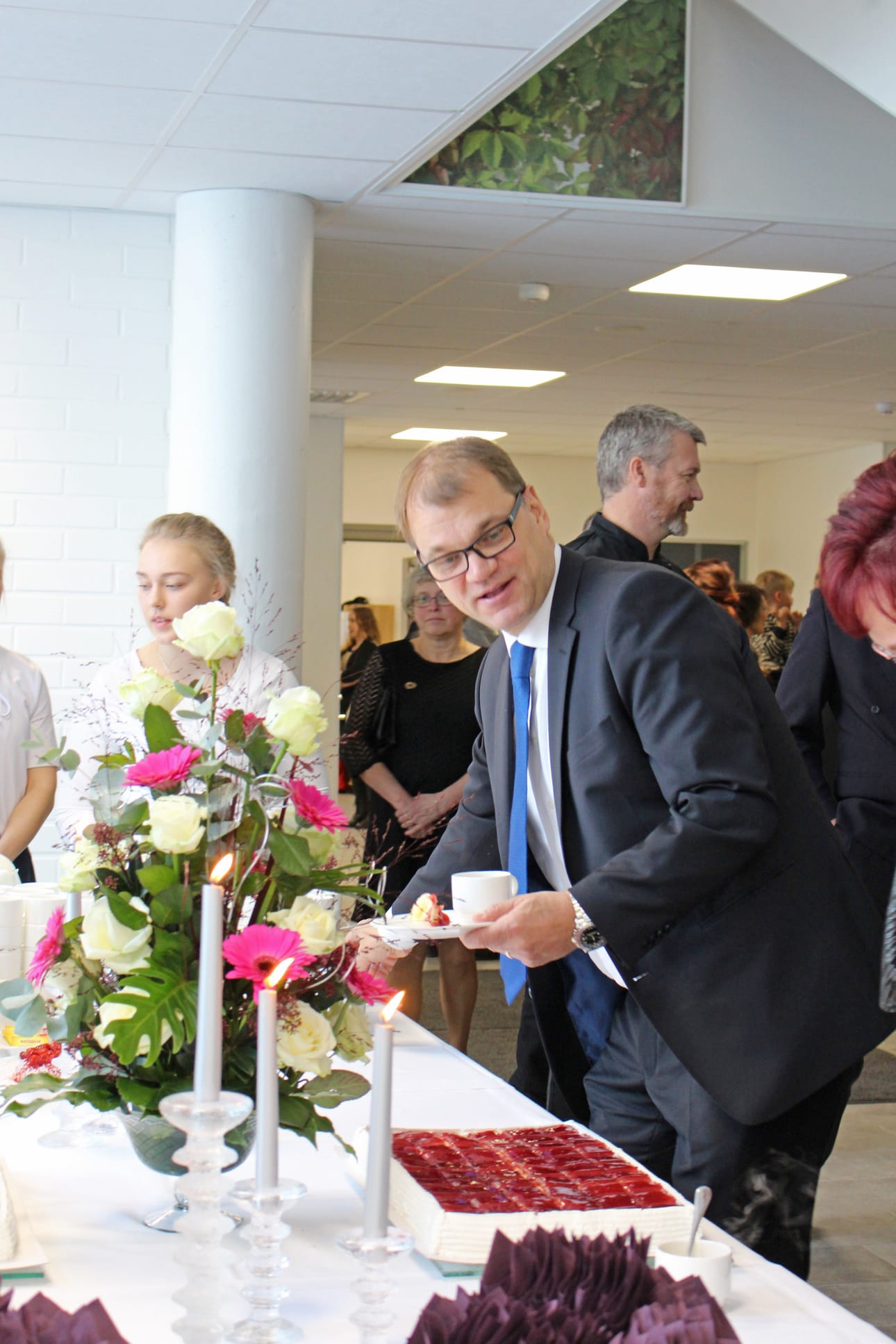 Ja sitten kakkukahville! Pääministeri näytti mallia.