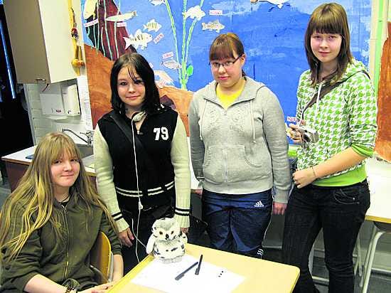 Terva-Toppilan 8 C:n reportteritytöt Minna Keränen (vas.), Minna Koskela, Saana Pirinen ja Mervi Mikkonen tekivät perjantaina koulussa haastatteluja, jotka välitettiin keskusradion kautta koko koulun kuultavaksi.