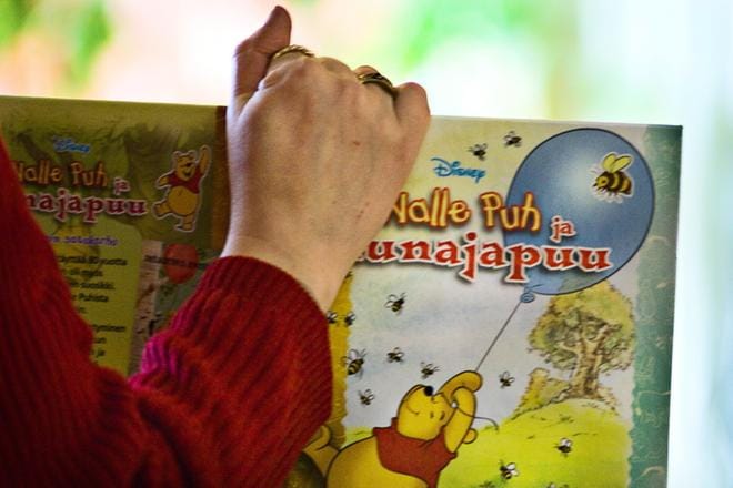 Lasten lukeminen, erityisesti poikien, on vähentynyt. Soinin kirjastoon voi ilmoittautua lukemaan lapsille. Ensimmäinen lukukerta on 24.9. Silloin kunnanjohtaja Juha Viitasaari lukee lapsille Nalle Puhia. KUVA: MISKA PUUMALA