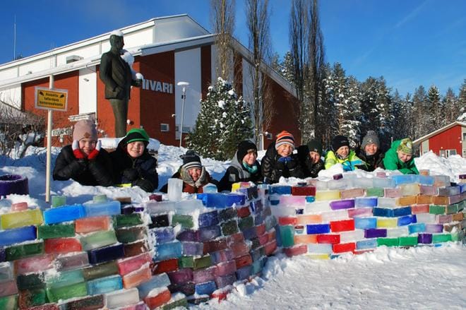 Värikäs seinä nousi Iivarin väen yhteistyöllä. KUVAT: EEVA-LIISA KULJU