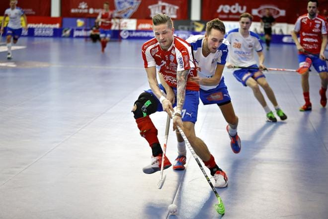 SPV:n Mikko Kohonen ja Oilersin Erik Storgårds taistelun tuoksinassa. Kuva Tomi Kosonen
