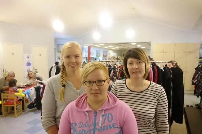 Taru Koskela (vas.), Hanna Kujala ja Kristiina Lassila ovat järjestämässä Joulusukka - keräystä. KUVA: MIIANELLA HERRALA
