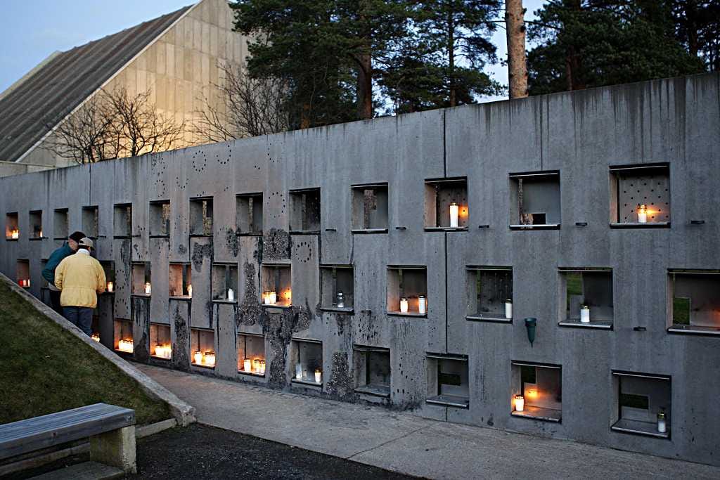 Oulussa kynttilöitä sytytetään paljon muualle haudattujen muistomerkille Intiön kappelin viereen.