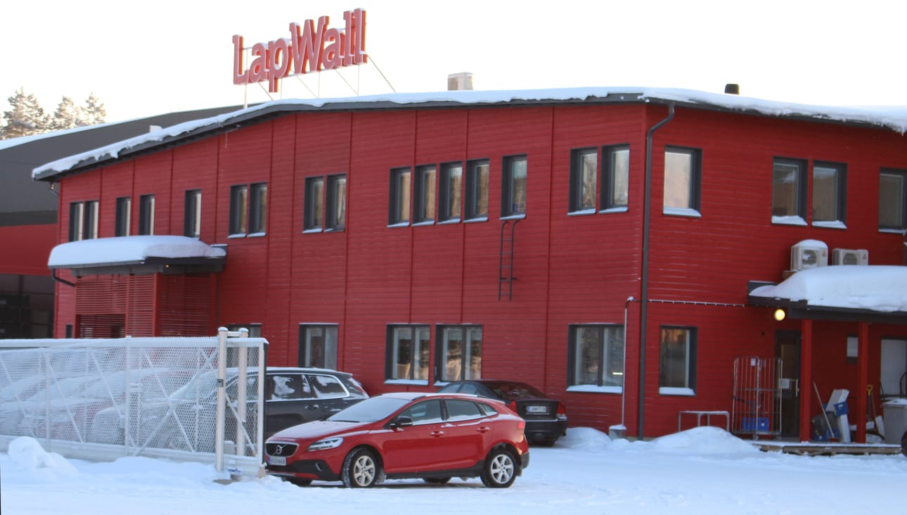 Pyhäntäläisen LapWallin vuosi alkoi yt-neuvotteluilla ja jatkui syksyllä erikoisella episodilla. Ammattiliitot vastustivat työttömien aktiivimallia lakolla, mutta LapWallilla uurastettiin lakosta huolimatta. Osa työntekijöistä koki työnantajan painostaneen töihin, minkä työnantaja kiisti jyrkästi. Kuva Sari Junnonaho