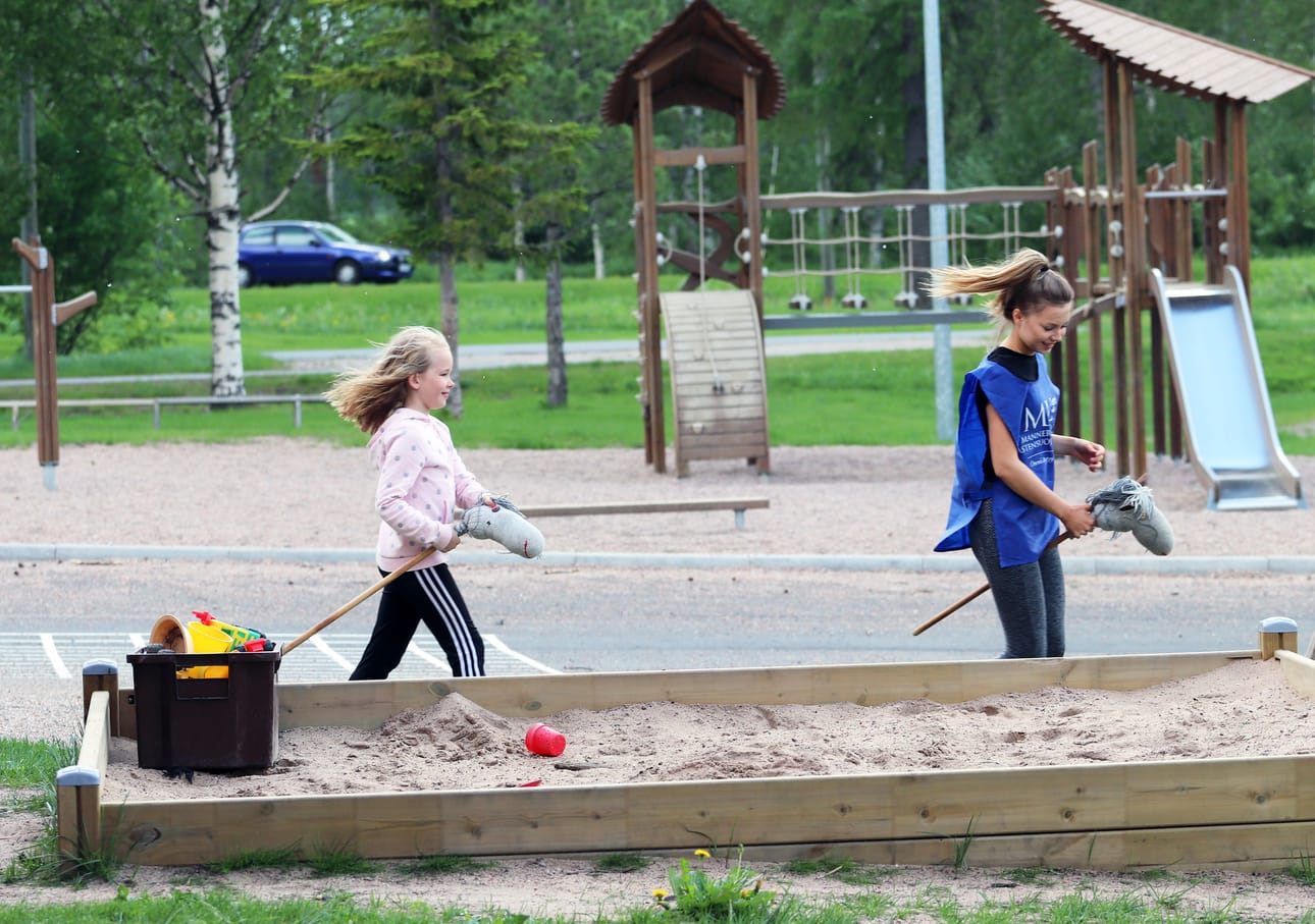 Taika Purola ja Sara Ervasti ovat Lakarin pihalla menossa suorittamaan keppihevosten kanssa esterataa. Ohjatussa leikkipuistotoiminnassa on päivittäin käynyt kymmeniä lapsia.