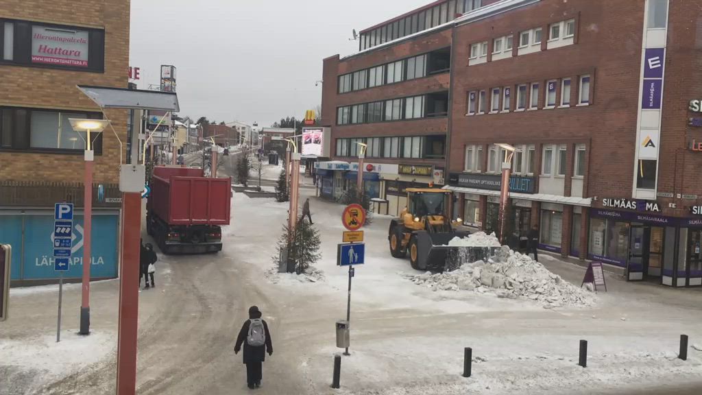 Lumikasoja poistetaan Koskikadulta
