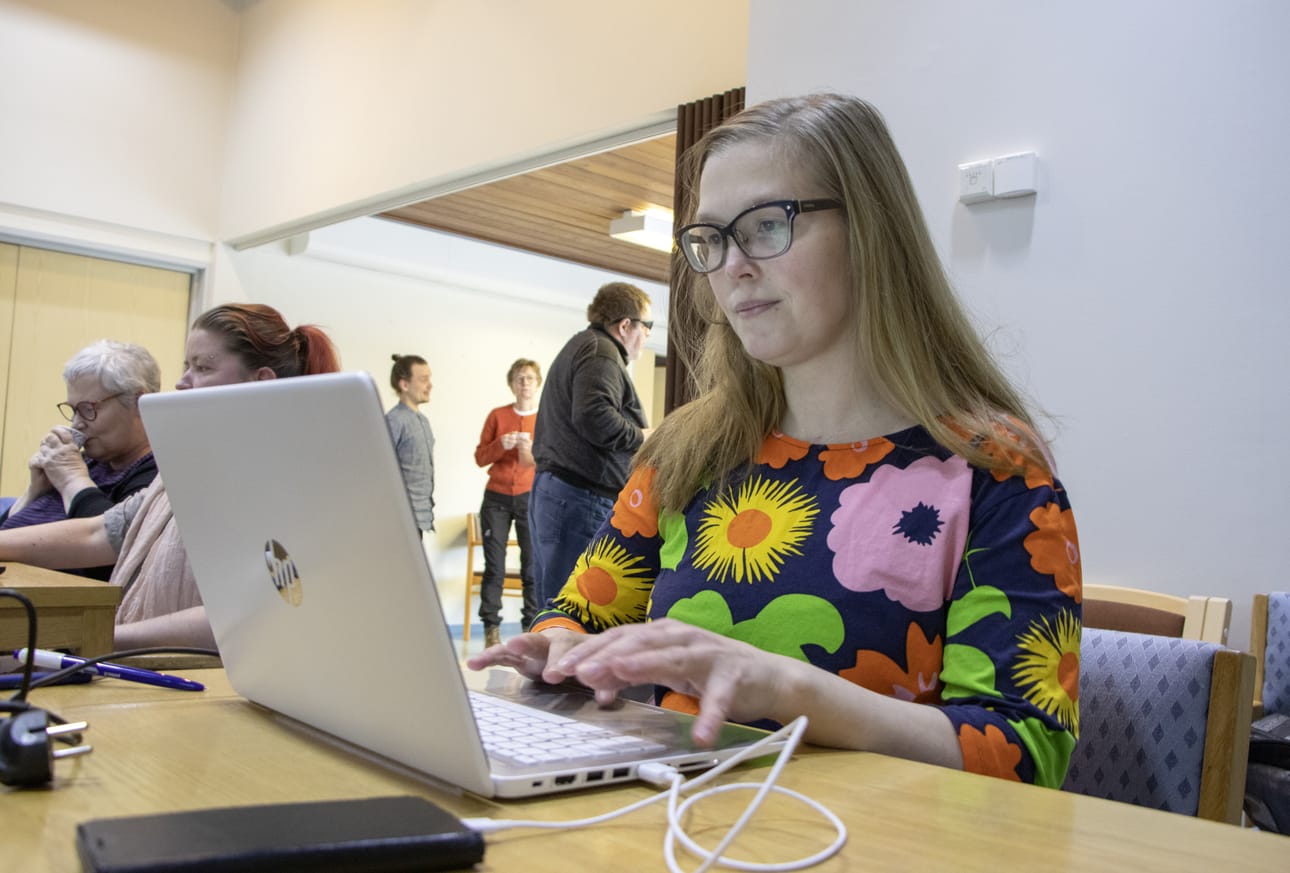 Hanna-Leena Lamminpää lähti hakemaan Virtuklubin työpajoista vahvistusta omille somemarkkinointiajatuksille. Muita tunne- ja vyöhyketerapeutteja somessa seuranneena hän on kokenut sosiaalisen median hyväksi välineeksi kokemusten jakamiseen.
