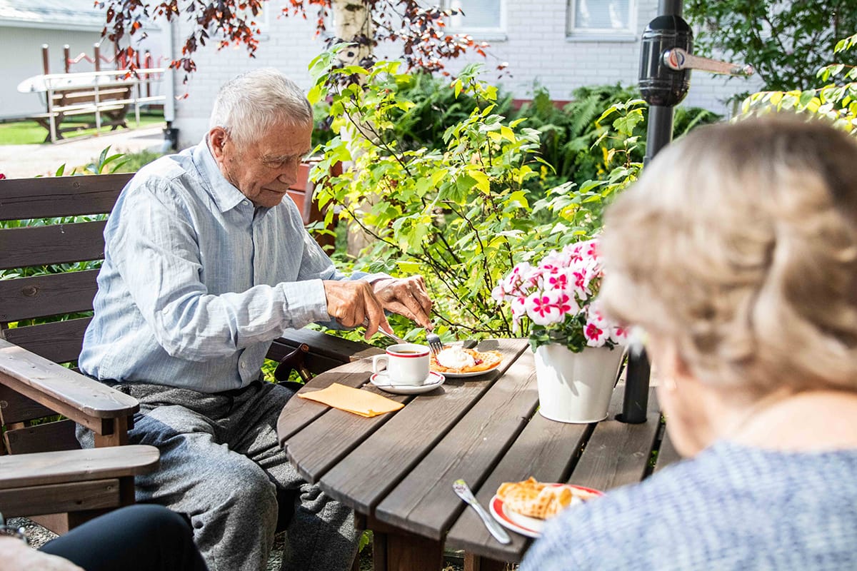 Saarenvire tarjoaa palvelujaan sotainvalideille, veteraaneille sekä heidän puolisoilleen, leskilleen ja lotille. Iltapäiväkahvit tarjoillaan aurinkoisina kesäpäivinä myös ulkona lettujen kera.
