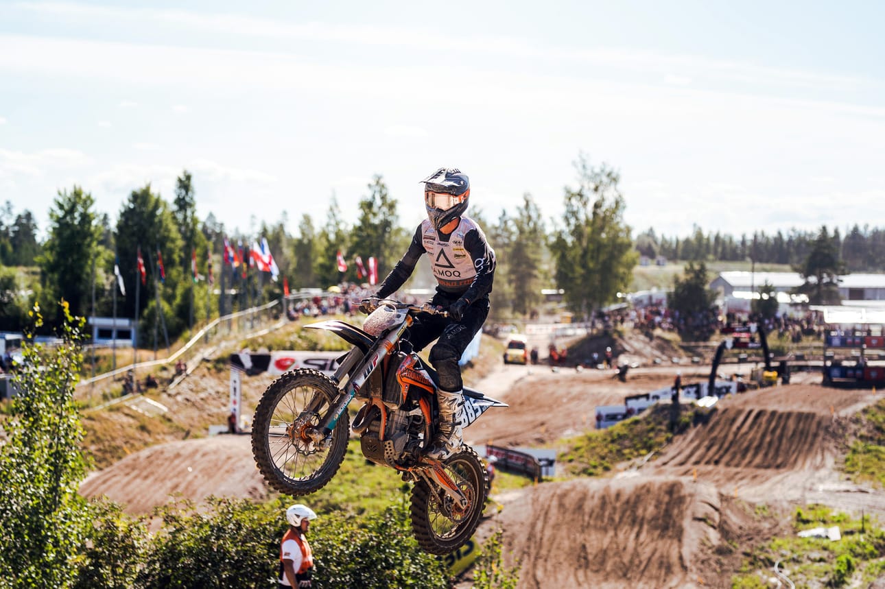 SM-MX1-sarjan Alex Tapio on kärsinyt selkäongelmista. Hänet nähdään kuitenkin radalla viikonlopun kotikisoissa.