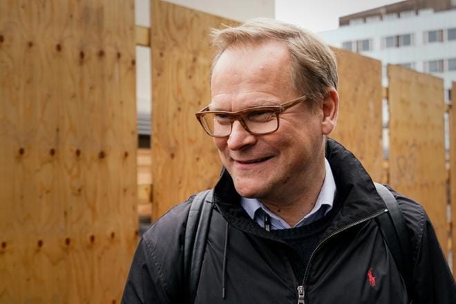 Helsinkiläinen Vesa Olkkola pitää kaupunkien keskustojen kehittymistä hyvänä. KUVA: SAMPPA TOIVONEN