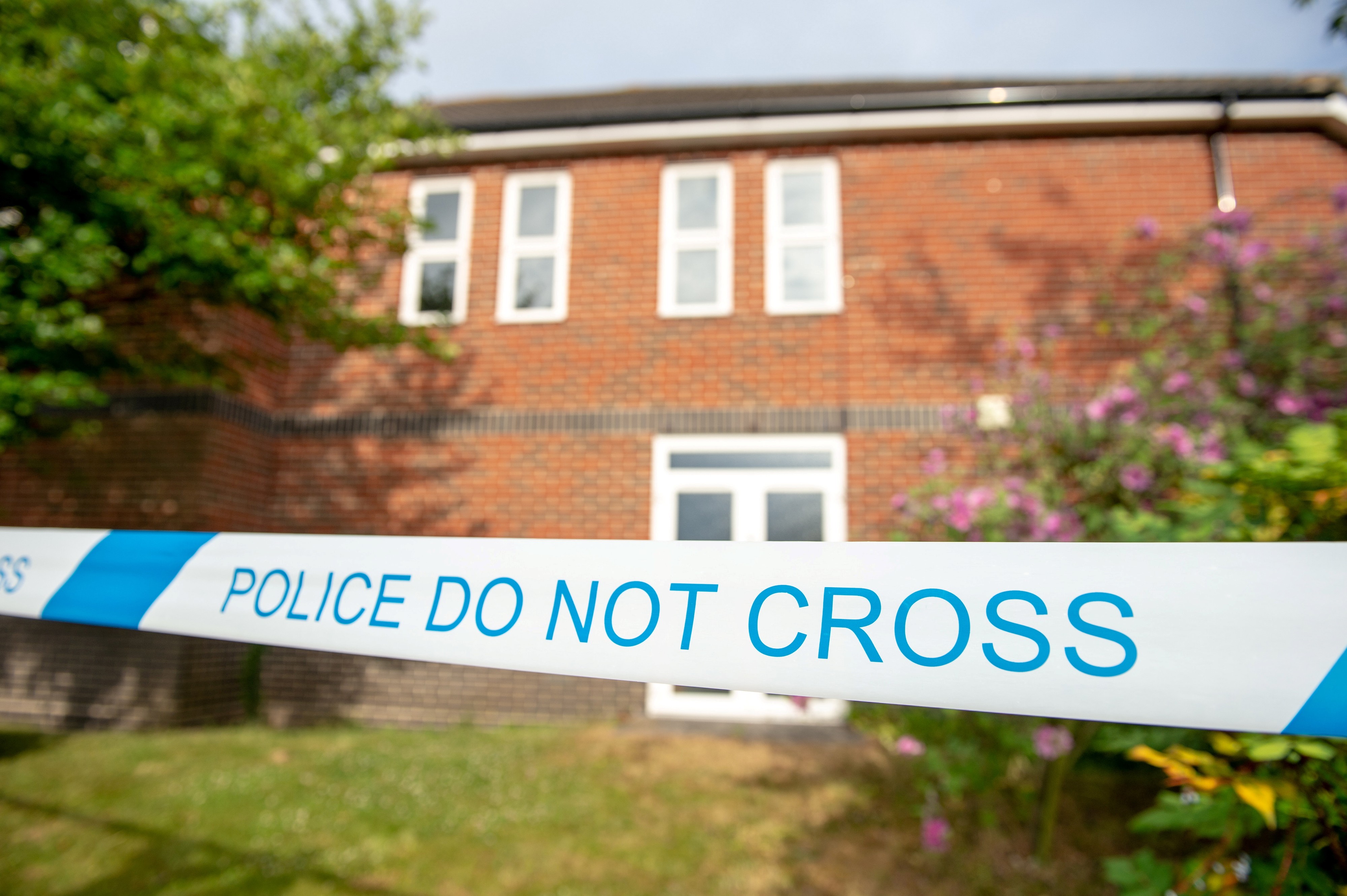 epa06863872 A Police cordon in Amesbury after two people were admitted to a hospital following exposure to an unknown substance, in Amesbury, Wiltshire, Britain, 04 July 2018. According to Wiltshire Police, they investigate the case of a man and a woman, both in their 40s, who are in a critical condition at Salisbury District Hospital.  EPA/TONY KERSHAW / SWNS UK OUT
 BY: ALL OVER PRESS / EPA-PHOTO CODE: EPAXX8