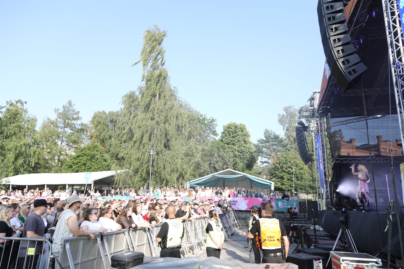 Vaasa Festival käynnistyi vahvojen naislaulajien tahtiin. Viivin keikka houkutteli yleisöä lavan eteen.
