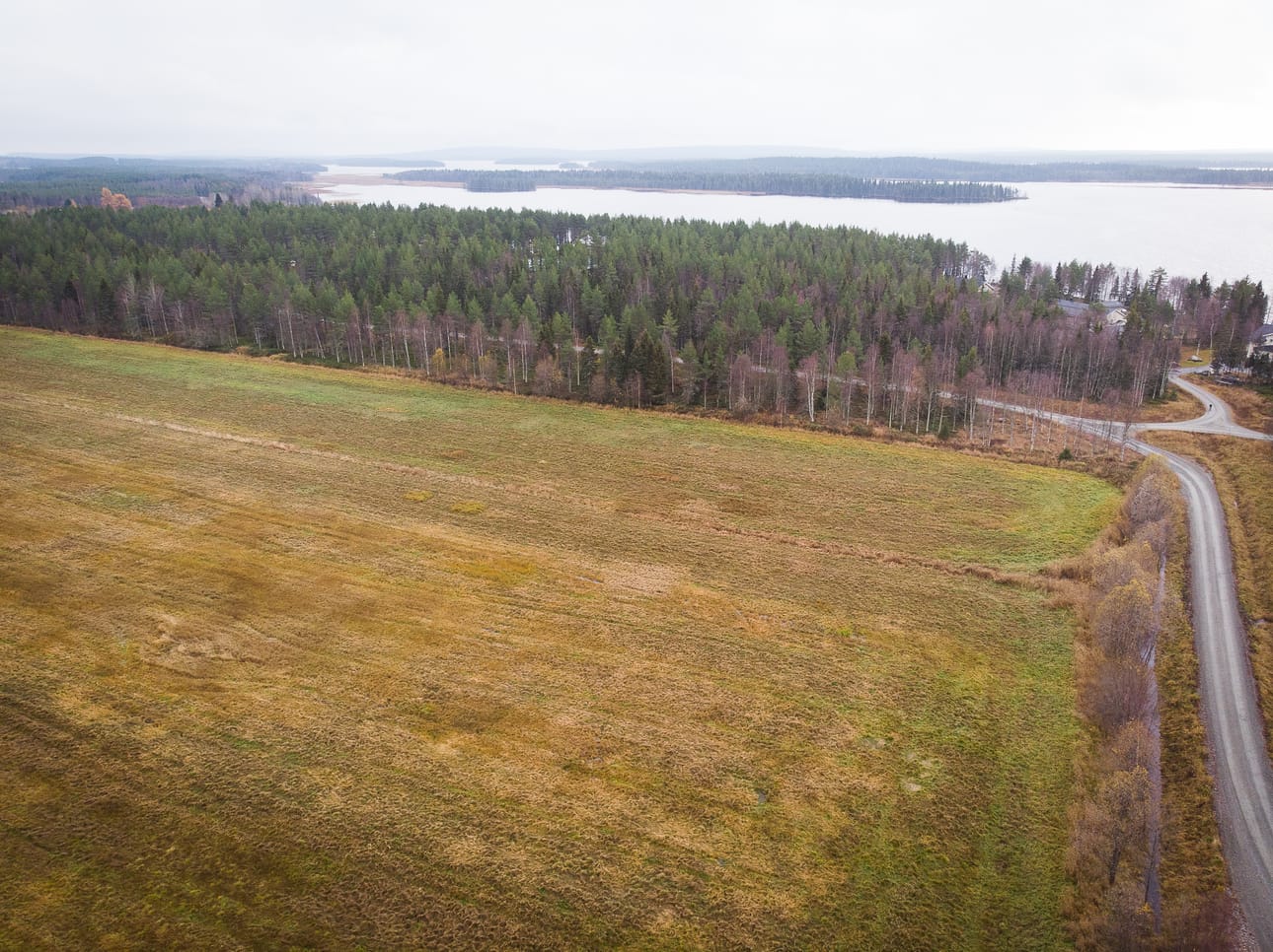 Raatesalmen kaava-aluetta. Yksi tonttikeskittymä on kuvan risteyksen luona. Tontti, josta on nyt vireillä kauppa, sijaitsee risteyksen kohdalta runsas kilometri vasemmalle. Kuva on lokakuulta 2022.