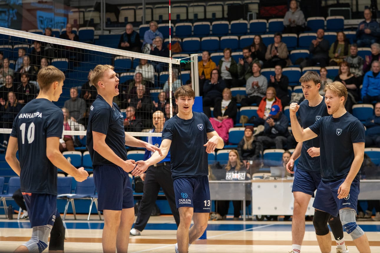 AC Oulu Volleyn passari Eeli Kuukasjärvi (keskellä) poimi loppuvuoden Oulu2026-ohjelmasta häntä kiinnostavimmat tapahtumat.