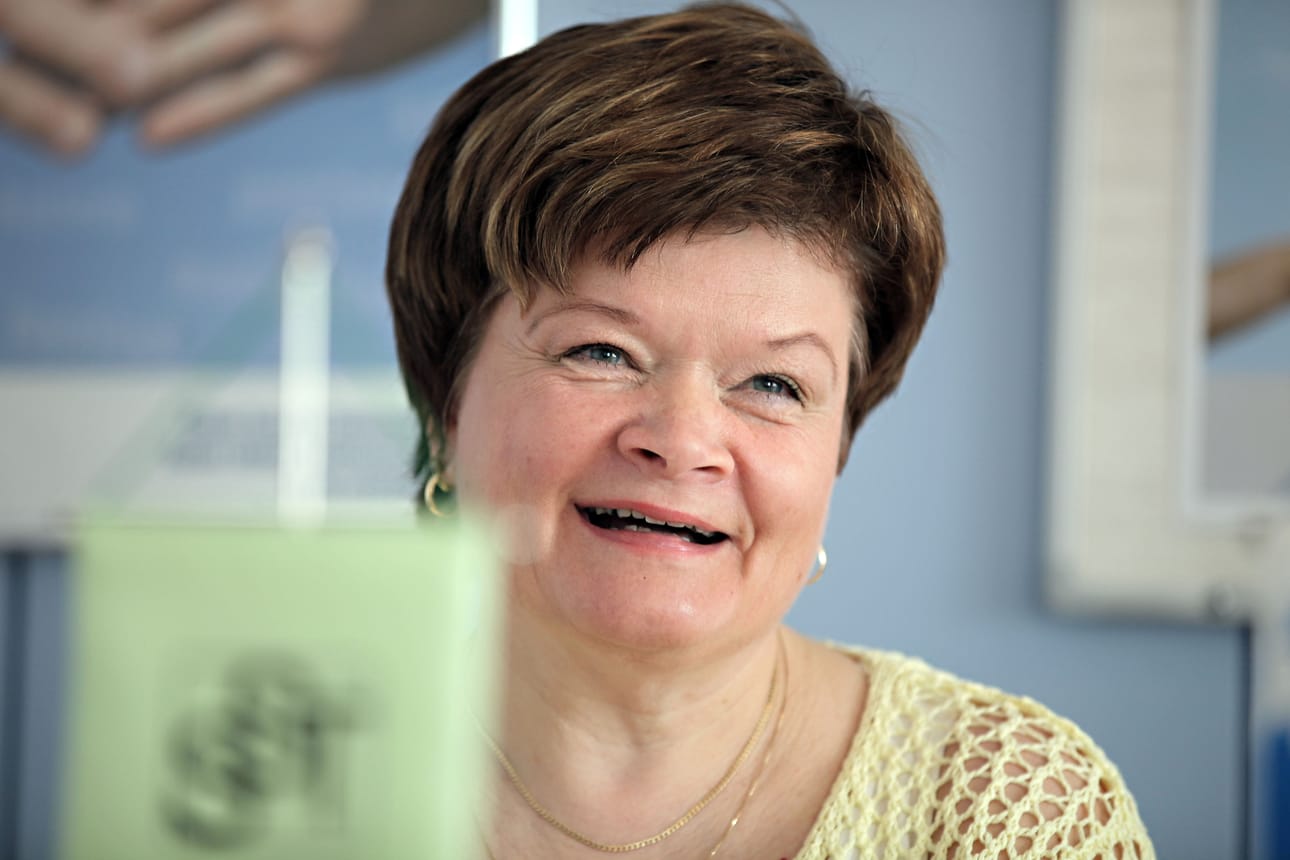 Vuoden sovittelijaksi valittu kajaanilainen Riitta Lundsten on sovitellut vapaaehtoisena rikos- ja riita-asioita jo 25 vuotta.