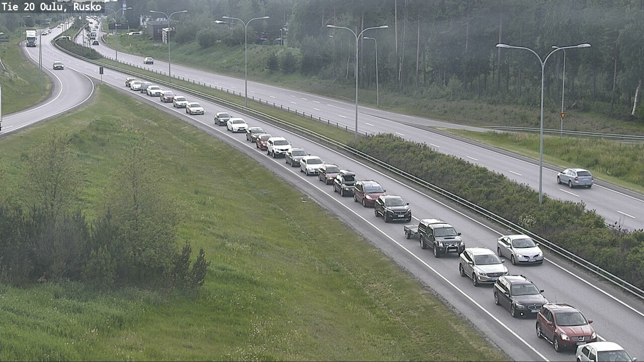 Liikenne on jonoutunut Kuusamontiellä sattuneen onnettomuuden vuoksi.