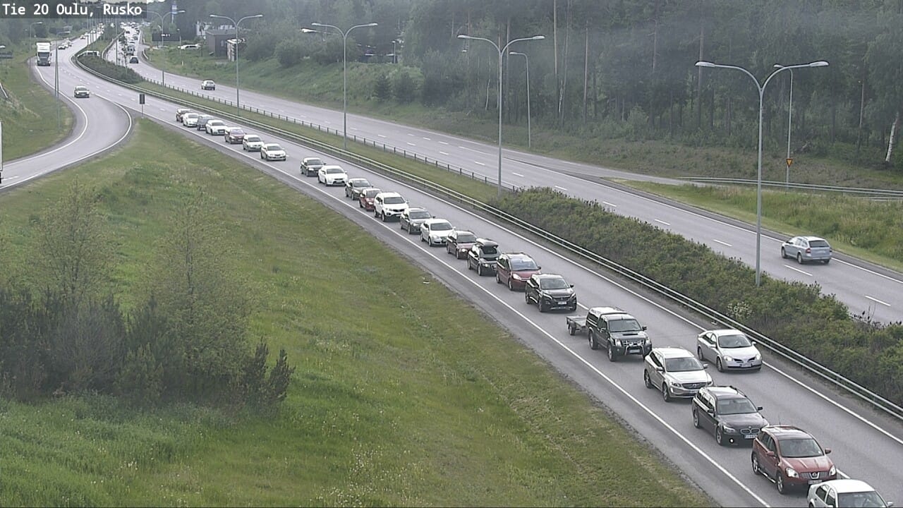 Liikenne on jonoutunut Kuusamontiellä sattuneen onnettomuuden vuoksi.