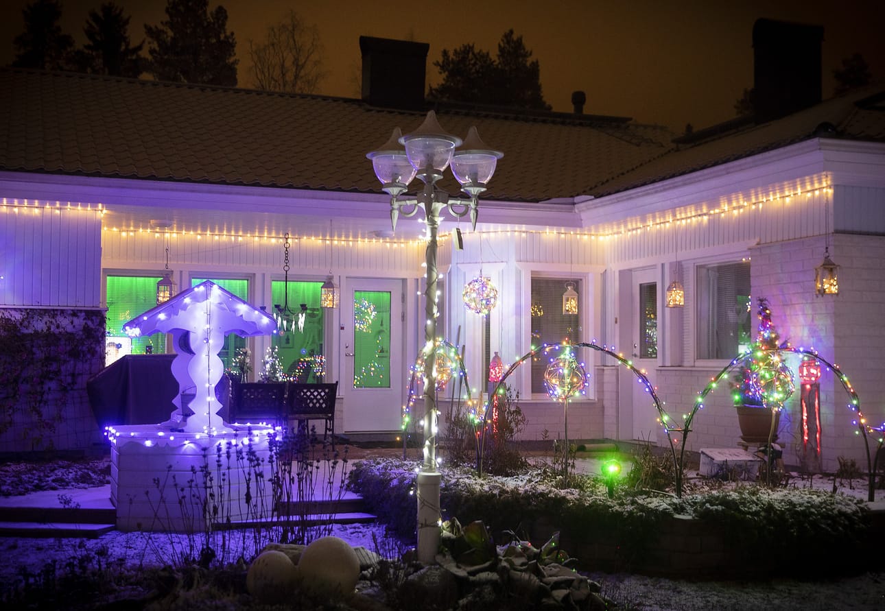 Viime vuonna Penttilän jouluvaloja käytiin katsomassa Kiimingistä asti.