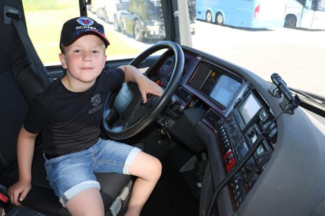 Marraskuussa 7 vuotta täyttävä Toni Ukkonen on ollut tekemisissä linja-autojen kanssa lähes vastasyntyneestä asti. Pienen pojat jalat ylettyvät auton polkimille hyvin, ja näkyvyys on korkealta hyvä. KUVAT: LEENA NYYSTI