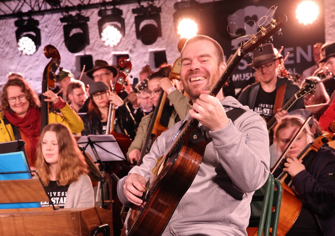 Antti Järvelä musisoi itse ja järjestää Härmän Pelimannipäivät yhdessä monien toimijoiden kanssa.