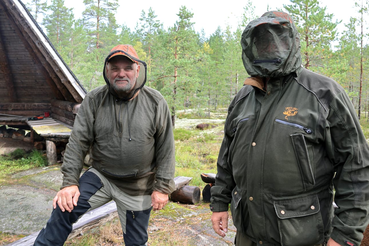 Kauhavalaiset Timo Hemminki ja Lauri Mäkinen tietävät, kuinka kannattaa suojautua hirvikärpäsiltä luonnossa liikuttaessa. Heidän neuvoistaan on hyötyä esimerkiksi marjastajille ja sienestäjille. – Me metsästäjätkin vietämme paljon aikaa hirvikärpästen mailla. Esimerkiksi jänismetsästys alkaa 1. syyskuuta, metsäkanalintuja saa alkaa ampua 10. syyskuuta ja hirviä 14. lokakuuta lähtien.