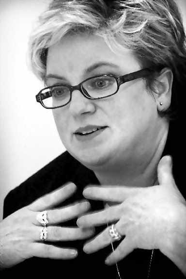 Neuvottelija . Tehyn puheenjohtaja Jaana Laitinen-Pesola sovitteli ylleen jo lakkokenraalin roolia, kun valtuusto yllättäen päätti hyväksyä neuvotellun tupo-sopimuksen.