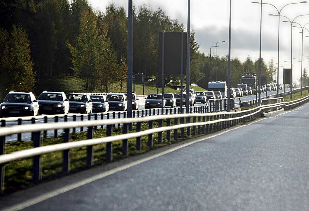 Ten käyttäjät, tieviranomainen ja poliisi ovat yhtä mieltä siitä, että Kuusamontie on liian ahdas väylä liikennemäärään nähden.