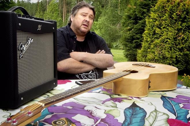 Ketjujohtaja Jouko Huumo tarttuu toimeen ja kitaraan. Hän sanoo pitävänsä verkkarit päällä – krokotiilinnahkakenkiä ei olla kenellekään hommaamassa. Pikaruokaketjua aiotaan kasvattaa edelleen. KUVA: HEIKKI HAKANEN