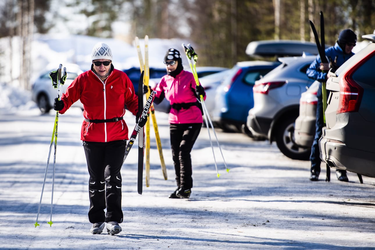 ROVANIEMI. Murtomaahiihto voi olla koronakevään voittajia. Useimpien liikuntapaikkojen sulkeuduttua laduilla on ollut tavallistakin enemmän väkeä. Riitta Niska ja Sirkka Hoppula nousivat suksille Mäntyvaarassa.