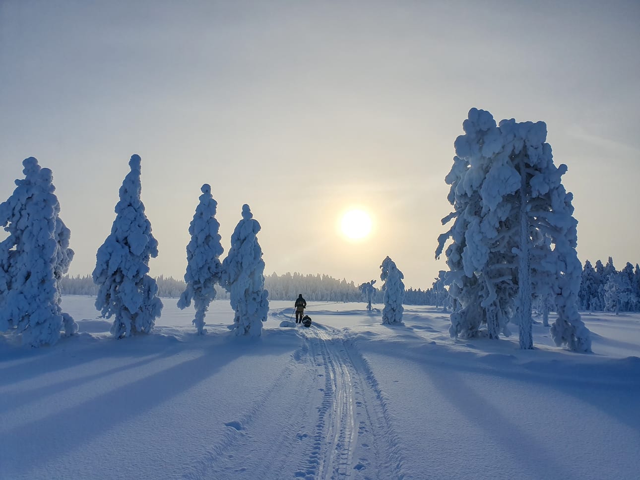Moottorikelkkailu on Litokairan soidensuojelualueella sallittu vain paikallisille poronhoitajille ja Metsähallituksen työntekijöille. Jos käy tuuri, esimerkiksi autiotupien lähelle saattaa kuitenkin johtaa kelkkajälki.