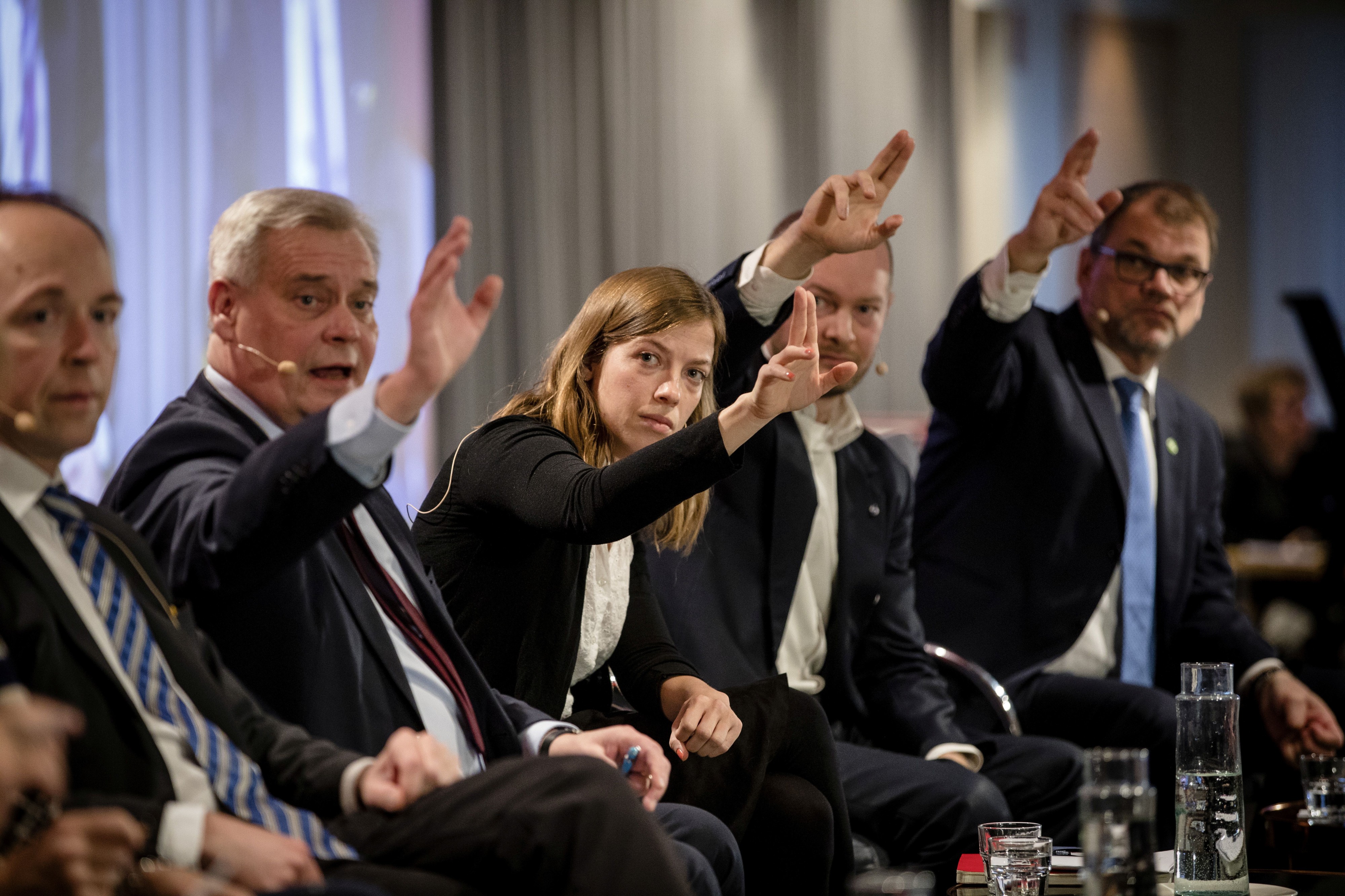 Perussuomalaisten puheenjohtaja Jussi Halla-aho (vasemmalla) haastaa ja sdp:n puheenjohtaja Antti Rinne (2. vasemmalta) yrittää pitää asemiaan vaalipäivään asti.