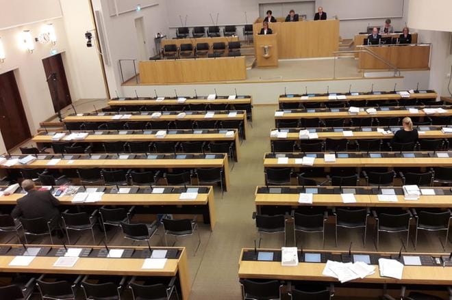 Kansalaisaloitetta Vaasan keskusairaalan laajan päivystyksen puolesta käsiteltiin torstaina eduskunnassa melkein tyhjässä istuntosalissa. KUVA: JAANA MATTILA