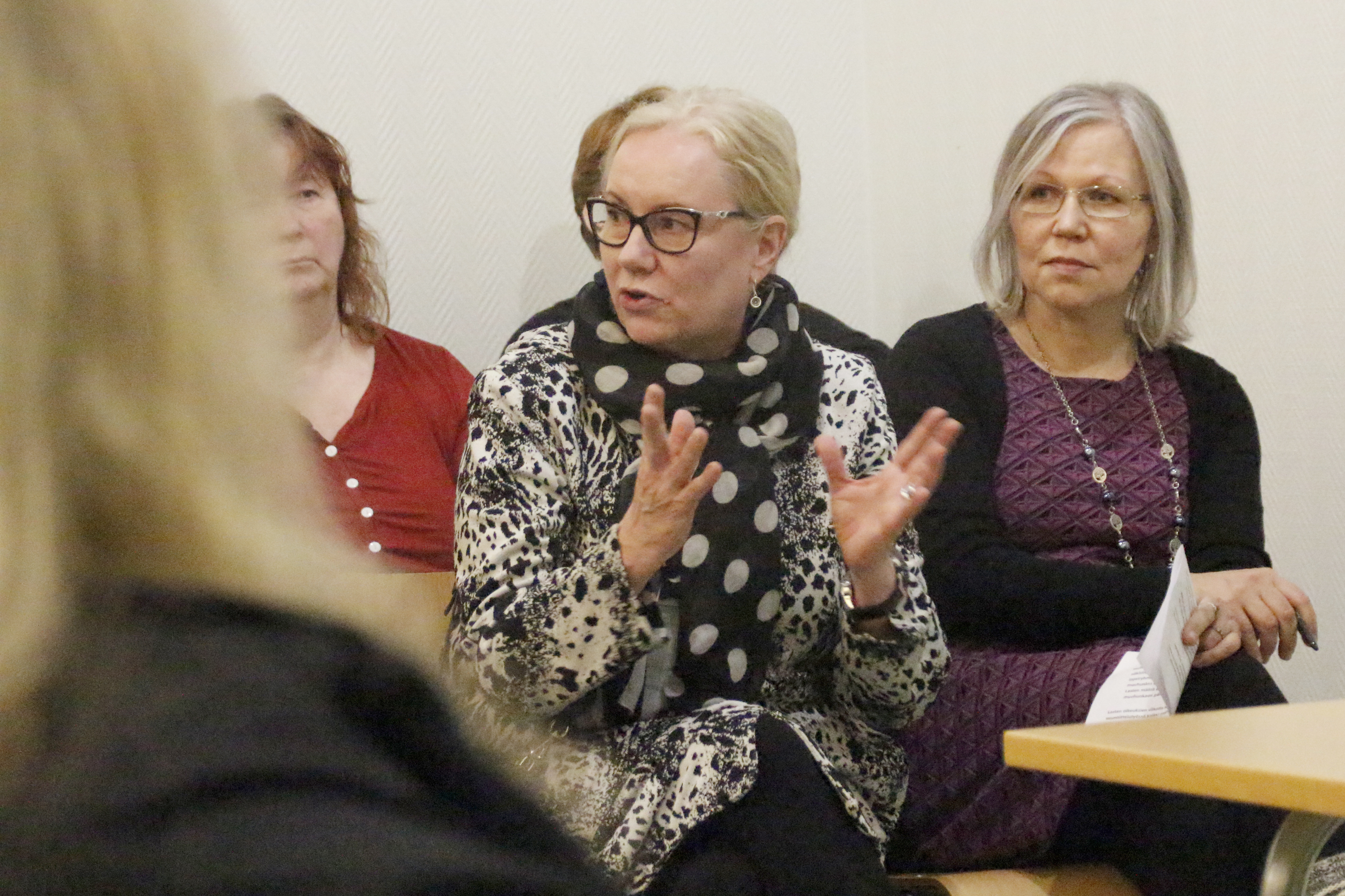 Vs. kunnanjohtaja Seija Mäenpää ja varhaiskasvatusjohtaja Ulla-Maija Hepo-oja vastailivat kuntalaisten kysymyksiin. 