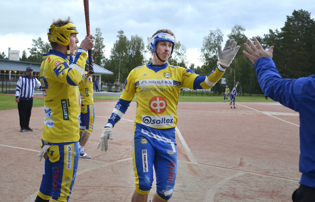 Nestori Yli-Sissala seurasi vierestä, kun Tuukka Etula toi Ankkureille juoksun Haminaa vastaan torstaina.