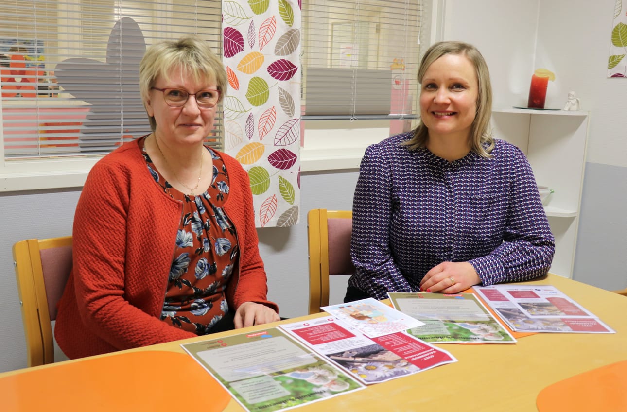 E-P:n muistiyhdistyksen Leena Huhtala ja Lakeuden Omaishoitajat ry:n Anne-Maria Halmesmäki kannustavat pariskuntia ilmoittautumaan huhtikuussa alkavaan valmennukseen.